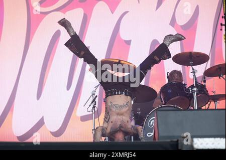 Justin Hawkins und seine Band The Darkness treten am 4. Tag beim Latitude Festival 2024 auf. Henham Park, Southwold, Suffolk, Großbritannien. Juli 2024. Quelle: Gary Stafford/Alamy Live News Stockfoto