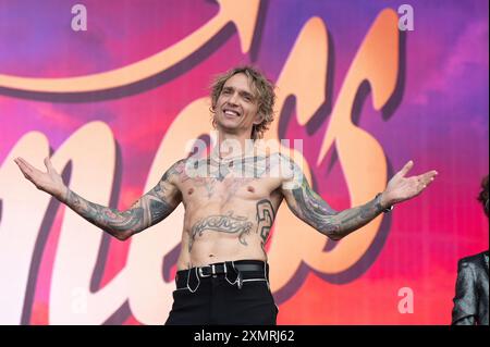 Justin Hawkins und seine Band The Darkness treten am 4. Tag beim Latitude Festival 2024 auf. Henham Park, Southwold, Suffolk, Großbritannien. Juli 2024. Quelle: Gary Stafford/Alamy Live News Stockfoto