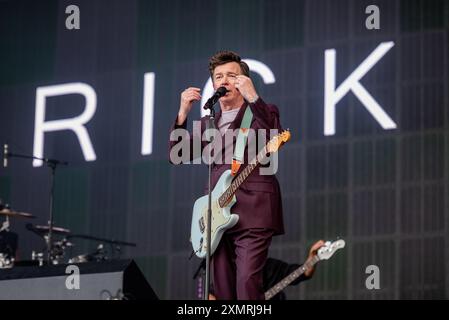 Rick Astley tritt am 3. Tag beim Latitude Festival 2024 auf. Henham Park, Southwold, Suffolk, Großbritannien. Juli 2024. Quelle: Gary Stafford/Alamy Live News Stockfoto