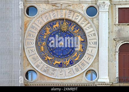 Venedig, Italien - 9. Juli 2011: Markusuhr Blaues Zifferblatt Mit Goldenen Sternzeichen Historisches Wahrzeichen. Stockfoto