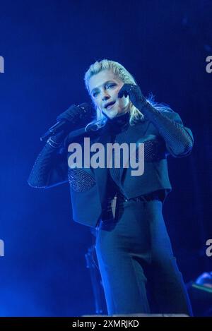 Alison Goldfrapp tritt am 2. Tag beim Latitude Festival 2024 auf. Henham Park, Soutjwold, Suffolk, Großbritannien. Juli 2024. Quelle: Gary Stafford/Alamy Live News Stockfoto