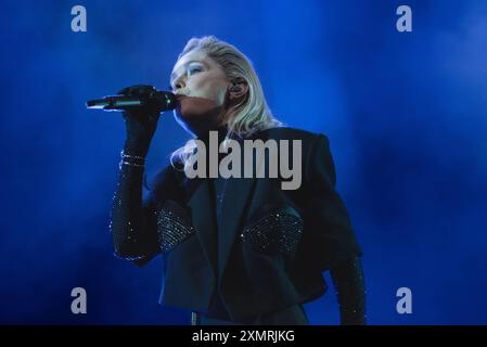 Alison Goldfrapp tritt am 2. Tag beim Latitude Festival 2024 auf. Henham Park, Soutjwold, Suffolk, Großbritannien. Juli 2024. Quelle: Gary Stafford/Alamy Live News Stockfoto