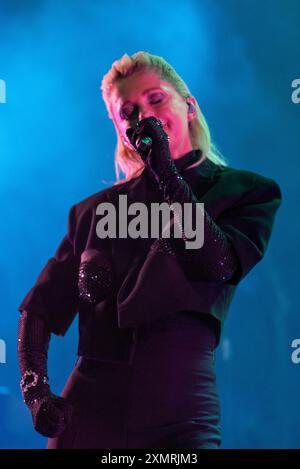 Alison Goldfrapp tritt am 2. Tag beim Latitude Festival 2024 auf. Henham Park, Soutjwold, Suffolk, Großbritannien. Juli 2024. Quelle: Gary Stafford/Alamy Live News Stockfoto