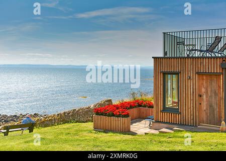 Crail Fife Scotland blauer Himmel über dem renovierten Watch House mit farbenfrohen Blumen und einer herrlichen Aussicht Stockfoto