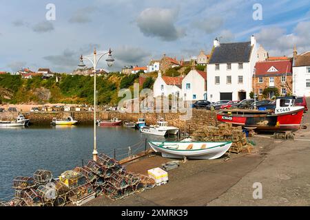 Crail Fife Scotland die Hafenhäuser und im Sommer vertäuten Fischerboote Stockfoto