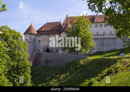 Deutschland, Heidenheim - 12. Mai 2024: Der Haupteingang zur Burg Hellenstein befindet sich auf der Nordseite. Stockfoto