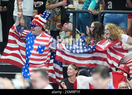 Paris, Frankreich. Juli 2024. Fans des Teams USA jubeln vor dem Start des Schwimmwettbewerbs bei den Olympischen Sommerspielen in Paris, Frankreich, am Montag, den 29. Juli 2024. Foto: Richard Ellis/UPI Credit: UPI/Alamy Live News Stockfoto