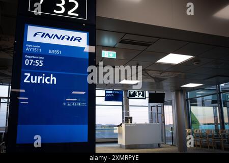 Elektronische Flughafenhinweistafel für Finnair-Abflug nach Zürich Ankunft- und Abflug. Stockfoto