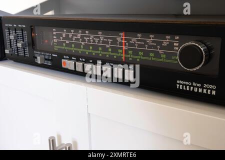 Telefunken Stereo Line 2020 Empfänger, Abgewinkelte Ansicht Stockfoto