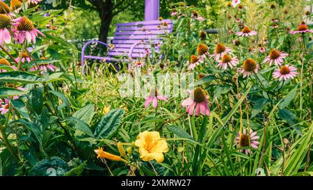 Ein kleiner Gartenbereich an der Purple People Bridge in Cincinnati, Ohio Stockfoto