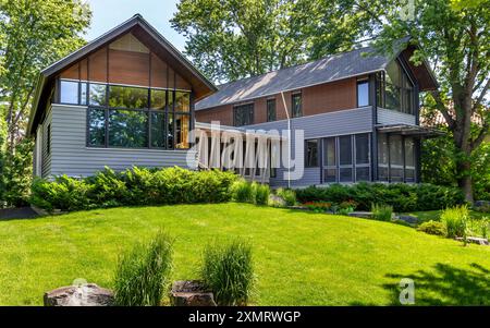 Ein neues Wohnhaus im Lake of the Isles Kenwood aus dem Jahr 2015, entworfen von David O’Brien Wagner von SALA Architects in Minneapolis, Minnesota. Stockfoto