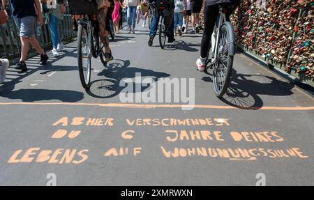 Spruch auf der Hohenzollernbrücke in Köln: Ab hier verschwendest du 6 Jahre deines Lebens auf Wohnungssuche. Hinweis auf fehlende Wohnungen in der Großstadt *** Slogan an der Hohenzollernbrücke in Köln: Von hier an verschwenden Sie 6 Jahre Ihres Lebens auf der Suche nach einer Wohnung. Hinweis auf den Wohnungsmangel in der Stadt Nordrhein-Westfalen Deutschland GMS16685 Stockfoto