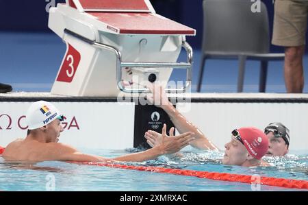 Paris, Frankreich. Juli 2024. Goldmedaillengewinner David Popovici aus Rumänien (L) gratuliert dem Silbermedaillengewinner Matthew Richards aus Großbritannien und Luke Hobson aus den USA nach dem 200-m-Freistil-Finale der Männer bei den Olympischen Spielen 2024 in Paris in der Arena Le Defense in Paris, Frankreich am Montag, 29. Juli 2024. Foto: Richard Ellis/UPI Credit: UPI/Alamy Live News Stockfoto