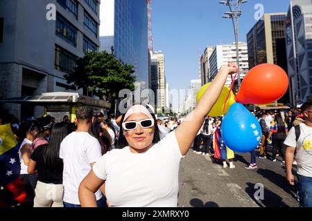 Venezolanische Bürger, die in Brasilien leben, nehmen am 29. Juli 2024 an einem Protest gegen das Wahlergebnis in der Paulista Avenue in São Paulo Teil. (Foto FAGA/SIPA USA) Credit: SIPA USA/Alamy Live News Stockfoto