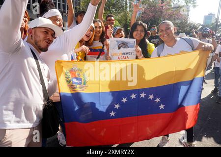 Venezolanische Bürger, die in Brasilien leben, nehmen am 29. Juli 2024 an einem Protest gegen das Wahlergebnis in der Paulista Avenue in São Paulo Teil. (Foto FAGA/SIPA USA) Credit: SIPA USA/Alamy Live News Stockfoto