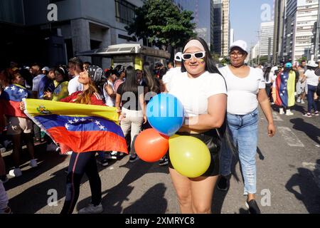 Venezolanische Bürger, die in Brasilien leben, nehmen am 29. Juli 2024 an einem Protest gegen das Wahlergebnis in der Paulista Avenue in São Paulo Teil. (Foto FAGA/SIPA USA) Credit: SIPA USA/Alamy Live News Stockfoto