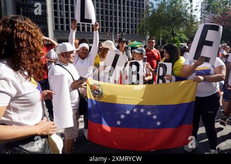 Venezolanische Bürger, die in Brasilien leben, nehmen am 29. Juli 2024 an einem Protest gegen das Wahlergebnis in der Paulista Avenue in São Paulo Teil. (Foto FAGA/SIPA USA) Credit: SIPA USA/Alamy Live News Stockfoto