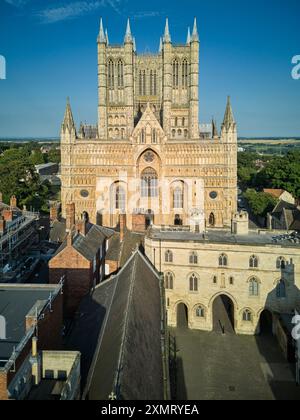 ©Phil Crow 2024 www.philcrow.comLincoln Cathedral in Lincolnshire, England, ist ein atemberaubendes Beispiel gotischer Architektur. Gebaut ab 1 Stockfoto