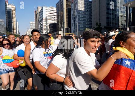 Venezolanische Bürger, die in Brasilien leben, nehmen am 29. Juli 2024 an einem Protest gegen das Wahlergebnis in der Paulista Avenue in São Paulo Teil. (Foto FAGA/SIPA USA) Credit: SIPA USA/Alamy Live News Stockfoto