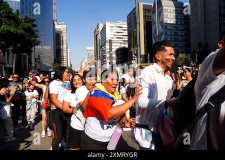 Venezolanische Bürger, die in Brasilien leben, nehmen am 29. Juli 2024 an einem Protest gegen das Wahlergebnis in der Paulista Avenue in São Paulo Teil. (Foto FAGA/SIPA USA) Credit: SIPA USA/Alamy Live News Stockfoto