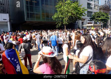 Venezolanische Bürger, die in Brasilien leben, nehmen am 29. Juli 2024 an einem Protest gegen das Wahlergebnis in der Paulista Avenue in São Paulo Teil. (Foto FAGA/SIPA USA) Credit: SIPA USA/Alamy Live News Stockfoto