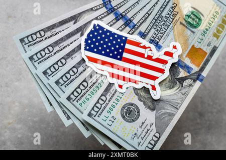 US-Geld, Form und amerikanische Flagge, grauer Hintergrund, Kopierraum, flache Lay, finanzieller Hintergrund, US-Dollar-Konzept Stockfoto