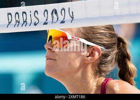 Paris, Frankreich, 29. Juli 2024. Tina Graudina aus Lettland beobachtet die Vorrunden des Frauen-Beachvolleyball während des Spiels der Olympischen Spiele 2024 in Paris zwischen Tina Graudina und Anastasija Samoilova aus Lettland und Zoe Verge-Depre und Esmee Boebner aus der Schweiz am 29. Juli 2024 im Eiffelturm-Stadion in Paris. Quelle: Pete Dovgan/Speed Media/Alamy Live News Stockfoto