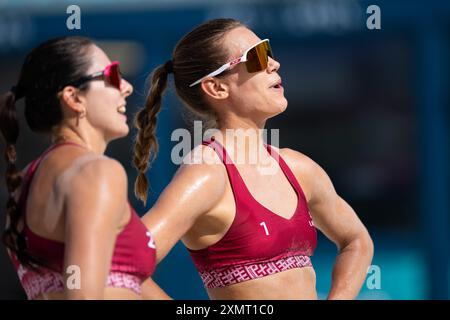 Paris, Frankreich, 29. Juli 2024. Tina Graudina und Anastasija Samoilova aus Lettland reagieren bei den Vorrunden des Frauen-Beachvolleyball während des Spiels der Olympischen Spiele 2024 in Paris zwischen Tina Graudina und Anastasija Samoilova aus Lettland und Zoe Verge-Depre und Esmee Boebner aus der Schweiz am 29. Juli 2024 in Paris. Quelle: Pete Dovgan/Speed Media/Alamy Live News Stockfoto