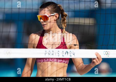 Paris, Frankreich, 29. Juli 2024. Tina Graudina aus Lettland blickt auf die ersten Runden der Frauen-Beachvolleyball während des Spiels der Olympischen Spiele 2024 in Paris zwischen Tina Graudina und Anastasija Samoilova aus Lettland und Zoe Verge-Depre und Esmee Boebner aus der Schweiz am 29. Juli 2024 im Eiffelturm-Stadion in Paris, Frankreich. Quelle: Pete Dovgan/Speed Media/Alamy Live News Stockfoto