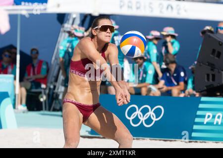 Paris, Frankreich, 29. Juli 2024. Tina Graudina aus Lettland trifft den Ball Beachvolleyball der Frauen während des Spiels der Olympischen Spiele 2024 in Paris zwischen Tina Graudina und Anastasija Samoilova aus Lettland und Zoe Verge-Depre und Esmee Boebner aus der Schweiz am 29. Juli 2024 im Eiffelturm-Stadion in Paris. Quelle: Pete Dovgan/Speed Media/Alamy Live News Stockfoto