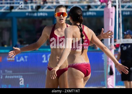 Paris, Frankreich, 29. Juli 2024. Tina Graudina und Anastasija Samoilova (Lettland) feiern am 29. Juli bei den Vorrunden des Frauen-Beachvolleyball während des Spiels der Olympischen Spiele 2024 in Paris zwischen Tina Graudina und Anastasija Samoilova (Lettland) und Zoe Verge-Depre und Esmee Boebner (Schweiz) im Eiffelturm-Stadion einen Punkt. 2024 in Paris, Frankreich. Quelle: Pete Dovgan/Speed Media/Alamy Live News Stockfoto