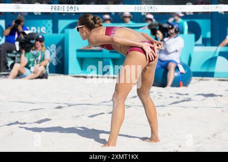 Paris, Frankreich, 29. Juli 2024. Tina Graudina aus Lettland gibt ein Handsignal für die Vorrunden des Olympischen Spiels 2024 zwischen Tina Graudina und Anastasija Samoilova aus Lettland und Zoe Verge-Depre und Esmee Boebner aus der Schweiz im Eiffelturm-Stadion am 29. Juli 2024 in Paris. Quelle: Pete Dovgan/Speed Media/Alamy Live News Stockfoto