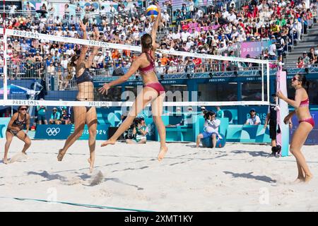Paris, Frankreich, 29. Juli 2024. Tina Graudina aus Lettland spitzt den Ball Beachvolleyball der Frauen während des Spiels der Olympischen Spiele 2024 in Paris zwischen Tina Graudina und Anastasija Samoilova aus Lettland und Zoe Verge-Depre und Esmee Boebner aus der Schweiz am 29. Juli 2024 im Eiffelturm-Stadion in Paris. Quelle: Pete Dovgan/Speed Media/Alamy Live News Stockfoto