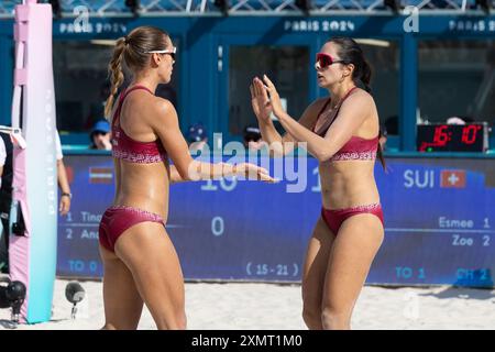 Paris, Frankreich, 29. Juli 2024. Tina Graudina und Anastasija Samoilova (Lettland) reagieren auf einen Punktgewinn bei den Vorrunden des Frauen-Beachvolleyball während des Spiels der Olympischen Spiele 2024 in Paris zwischen Tina Graudina und Anastasija Samoilova (Lettland) und Zoe Verge-Depre und Esmee Boebner (Schweiz) im Eiffelturm-Stadion am 29. Juli; 2024 in Paris, Frankreich. Quelle: Pete Dovgan/Speed Media/Alamy Live News Stockfoto