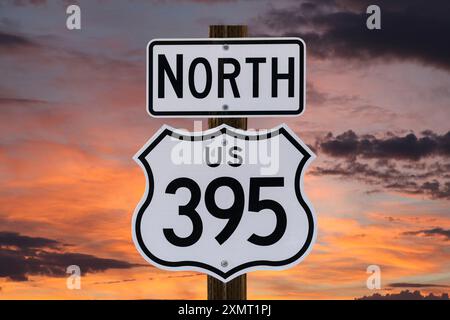 US Route 395 Highway-Schild in Owens Valley, Kalifornien mit Sonnenuntergang. Stockfoto