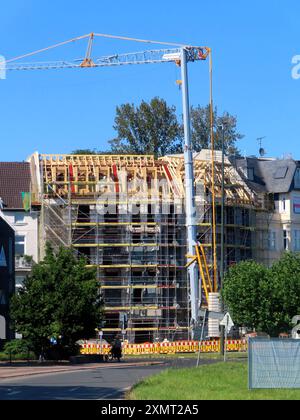 ...Schon sitzt das Dachgestuehl auf dem Rohbau...Zeit für das obligatorische Richtfest... Neubau Fachwerkgestuehl Richtfest *** die Dachstühle sind bereits an der Gebäudehülle angebracht Zeit für die obligatorische Richtfeier für die neue Fachwerkbaurichtfeier Stockfoto