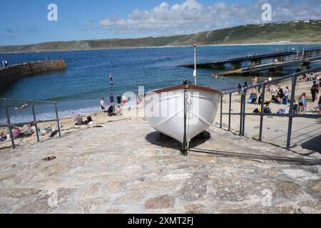 Weißes Fischerboot, das auf der Slipway, Sennen Cove, vor Anker liegt Stockfoto