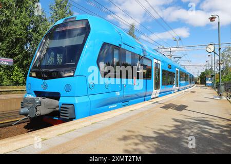 Danderyd, Schweden - 29. Juli 2024: Schmalspurbahn der modernen Baureihe X15p am Bahnhof Djursholms Osby auf der Roslagsbanan-Strecke. Stockfoto