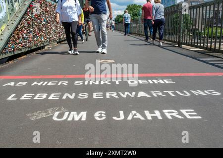 Spruch auf der Hohenzollernbrücke in Köln: Ab hier sinkt deine Lebenserwartung um 6 Jahre. Hinweis den Einfluss von Armut auf die Lebenserwartung. *** Slogan auf der Hohenzollernbrücke in Köln: Von hier aus sinkt Ihre Lebenserwartung um 6 Jahre. Hinweis auf den Einfluss der Armut auf die Lebenserwartung. Nordrhein-Westfalen Deutschland, Deutschland GMS16686 Stockfoto