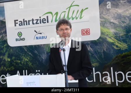 Matthis Kurzeck Bundesvorsitzender VCD München 29.07.2024 Hauptbahnhof Bayerns Umweltminister Thorsten Glauber enthuellt zusammen mit Ministerpraesident Dr. Markus Soeder und Heiko Büettner, Konzernbevollmaechtigter der DB für Bayern, die Natur-Lok Naturschutzgebiet Allgaeuer Hochalpen München *** Matthis Kurzeck Bundesvorsitzender VCD München 29 07 2024 Hauptbahnhof Bavarias Umweltminister Thorsten Glauber, gemeinsam mit Ministerpräsident Dr. Markus Soeder und Heiko Büttner, DB-Konzernvertreterin für Bayern, enthüllt das Naturschutzgebiet Lok Naturschutzgebiet Allgaeuer Hochalpen München Stockfoto