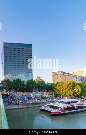 Donaukanal, Blick auf Design Tower Sofitel Vienna Stephansdom Sofitel, Ankunft Twin City Liner Schiff Wien 01. Altstadt Wien Österreich Stockfoto