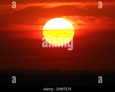 Sheerness, Kent, Großbritannien. Juli 2024. Wetter in Großbritannien: Atemberaubender Sonnenuntergang in Sheerness, Kent. Quelle: James Bell/Alamy Live News Stockfoto