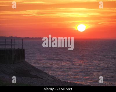 Sheerness, Kent, Großbritannien. Juli 2024. Wetter in Großbritannien: Atemberaubender Sonnenuntergang in Sheerness, Kent. Quelle: James Bell/Alamy Live News Stockfoto