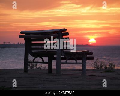 Sheerness, Kent, Großbritannien. Juli 2024. Wetter in Großbritannien: Atemberaubender Sonnenuntergang in Sheerness, Kent. Quelle: James Bell/Alamy Live News Stockfoto