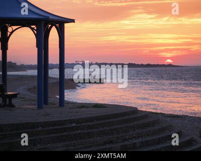 Sheerness, Kent, Großbritannien. Juli 2024. Wetter in Großbritannien: Atemberaubender Sonnenuntergang in Sheerness, Kent. Quelle: James Bell/Alamy Live News Stockfoto