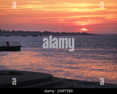 Sheerness, Kent, Großbritannien. Juli 2024. Wetter in Großbritannien: Atemberaubender Sonnenuntergang in Sheerness, Kent. Quelle: James Bell/Alamy Live News Stockfoto