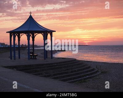 Sheerness, Kent, Großbritannien. Juli 2024. Wetter in Großbritannien: Atemberaubender Sonnenuntergang in Sheerness, Kent. Quelle: James Bell/Alamy Live News Stockfoto