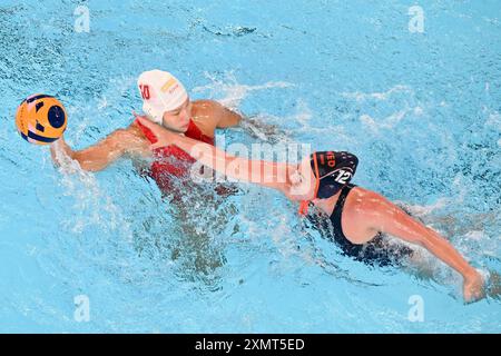 St. Denis. Juli 2024. Nong Sanfeng (L) aus China streitet mit Nina Ten Broek aus den Niederlanden während der Vorrunde der Frauen-Wasserball-Gruppe Ein Spiel zwischen China und den Niederlanden bei den Olympischen Spielen 2024 in Saint-Denis, Frankreich, 29. Juli 2024. Quelle: Xu Zijian/Xinhua/Alamy Live News Stockfoto