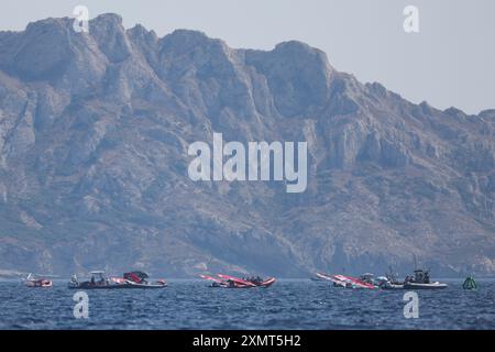 Marseille, Frankreich. Juli 2024. Matrosen, die auf Wind warten, während Windsurfrennen bei den Olympischen Spielen 2024 in Marseille, Frankreich, 29. Juli 2024. Quelle: Zheng Huansong/Xinhua/Alamy Live News Stockfoto