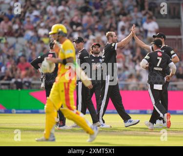 29. Juli 2024; Old Trafford Cricket Ground, Manchester, England; The Hundred Mens Cricket, Manchester Originals gegen Trent Rockets; Paul Walter von Manchester Originals feiert ein Wicket Stockfoto